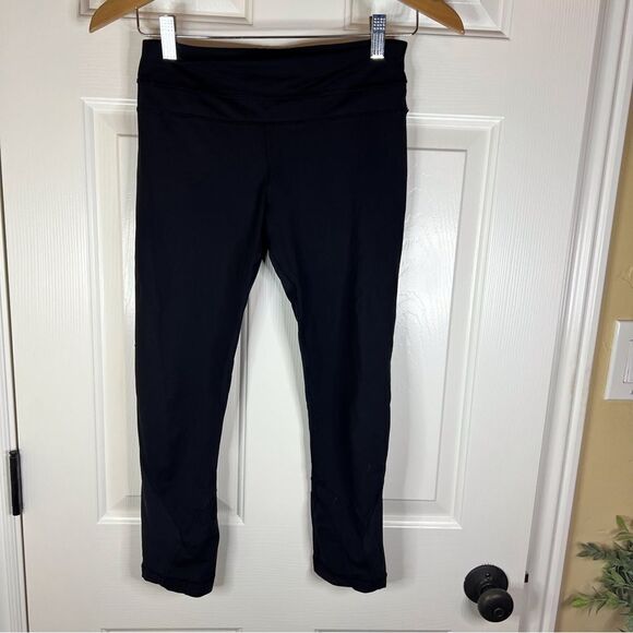 Lululemon Black Cropped Leggings Size 4 Running Yoga Back Zippered Pocket‎ - Picture 1 of 6